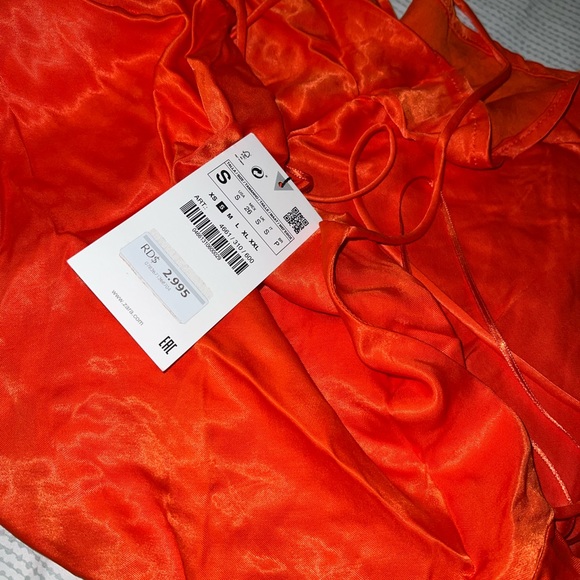 Dress never worn perfect condition Runs big on me any questions feel free to ask - Picture 3 of 3